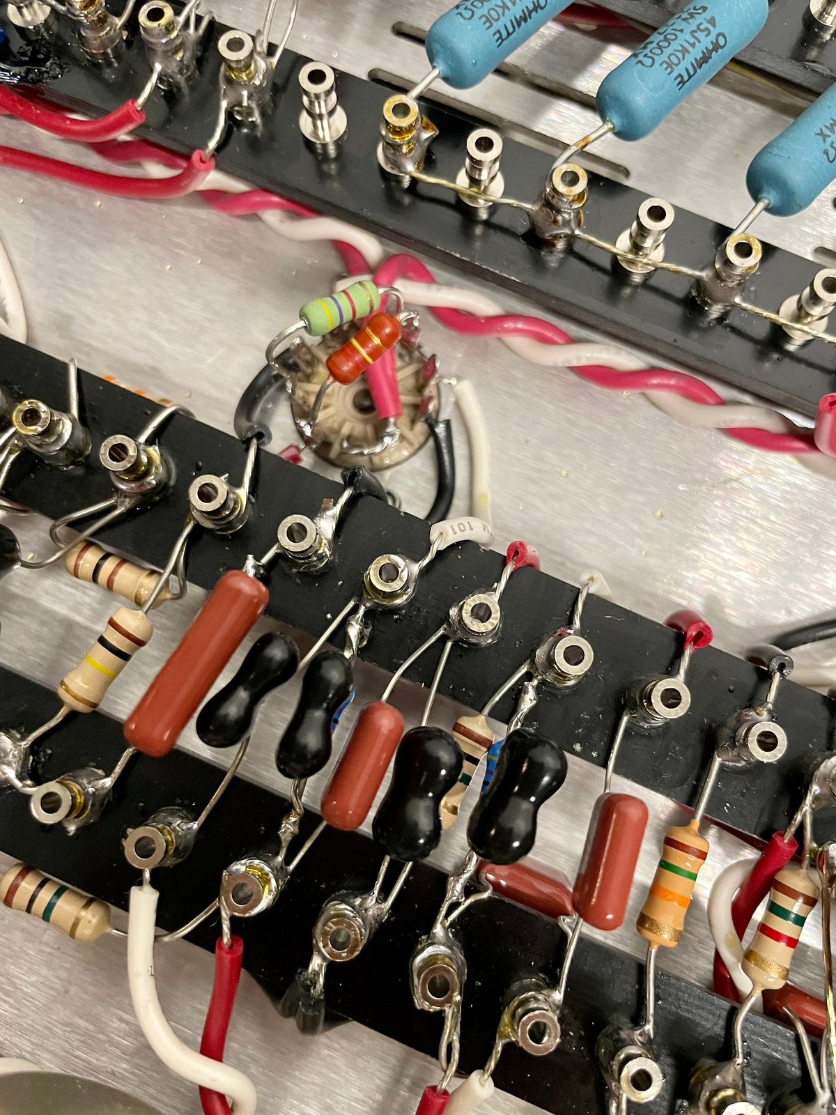turret strip hardwired handmade amp amplifier electronics craftsman DCA HMW templates black mark resistor capacitor tube socket 12ax7
